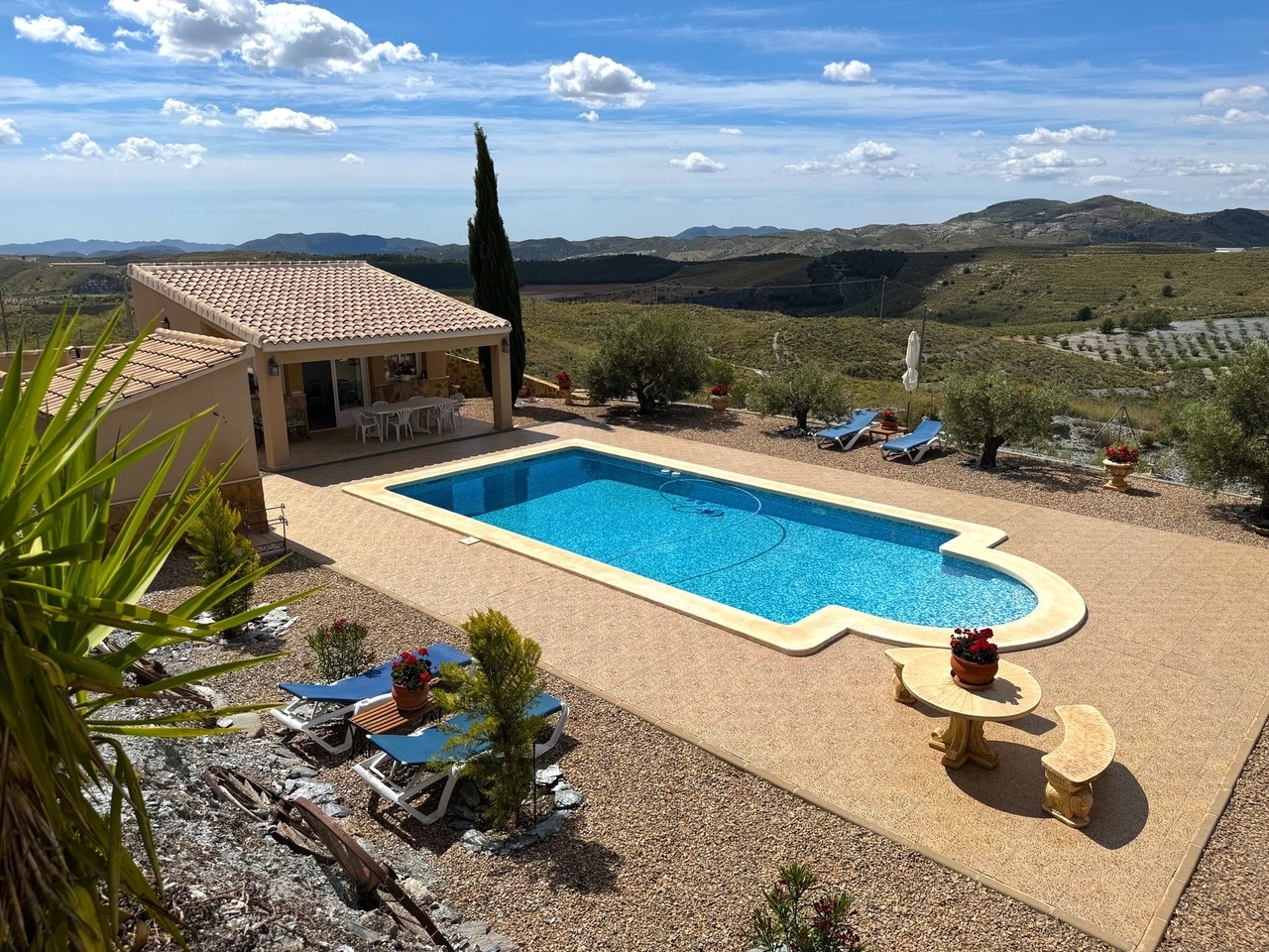 Indrukwekkende landvilla met zwembad en poolhouse in Puerto Lumbreras