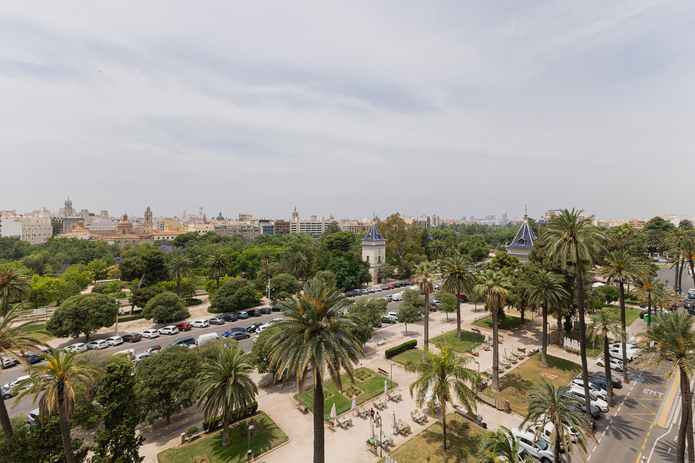 Ruim appartement met uitzicht op de Paseo de Alameda in Valencia