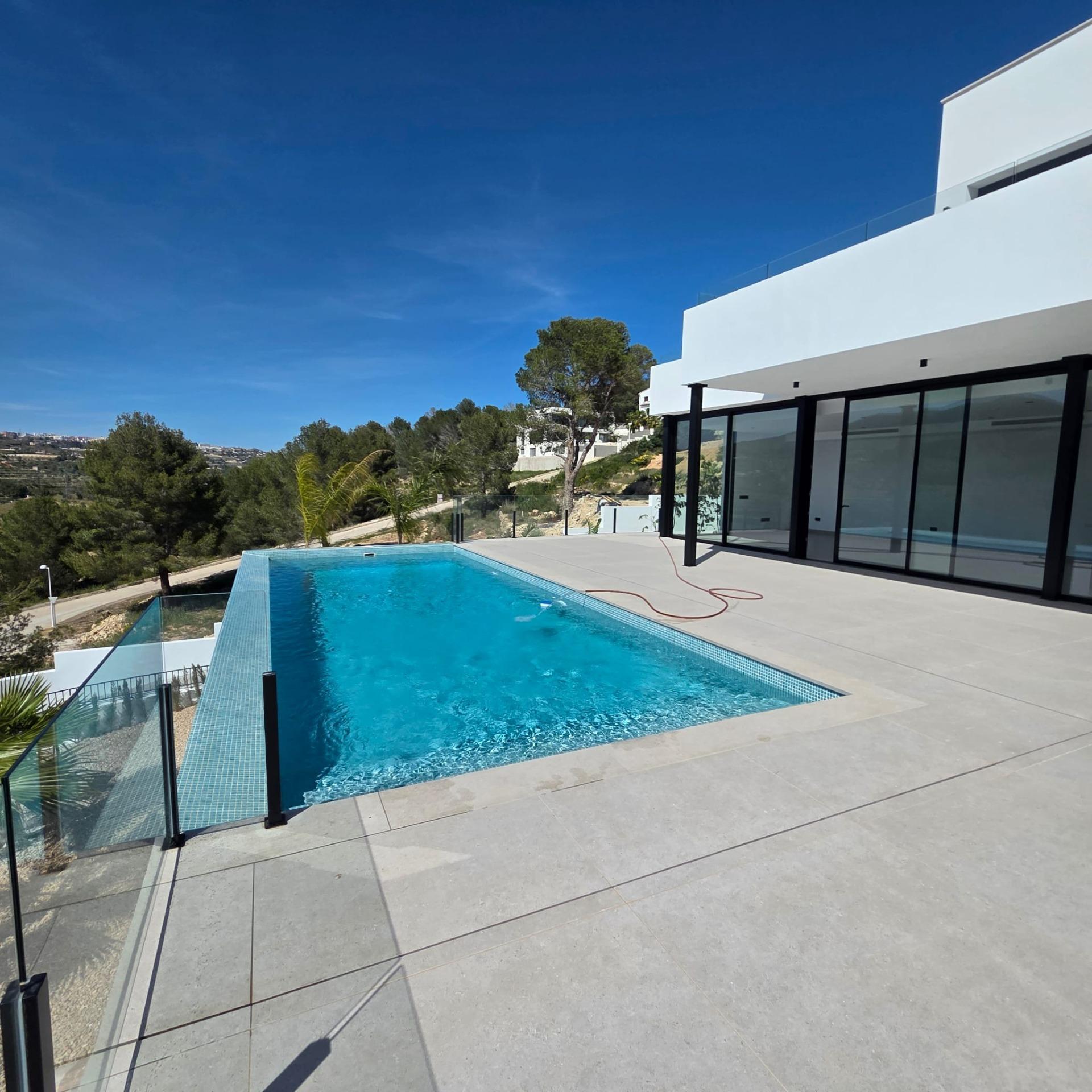 Moderne nieuwbouw villa met vrij uitzicht in Calpe