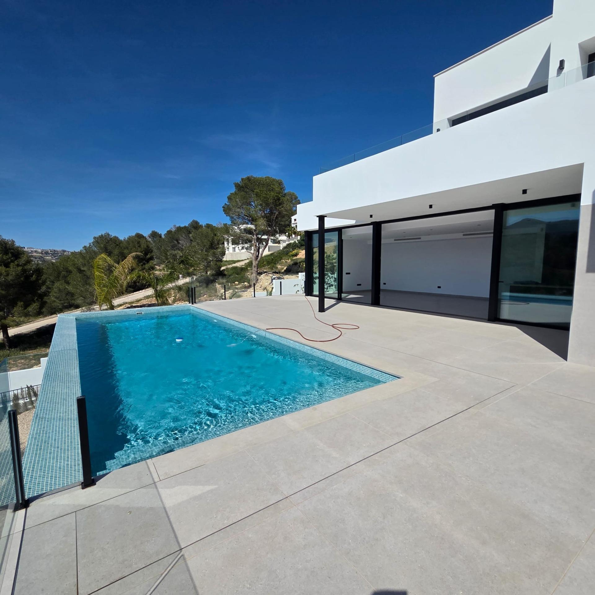 Moderne nieuwbouw villa met vrij uitzicht in Calpe