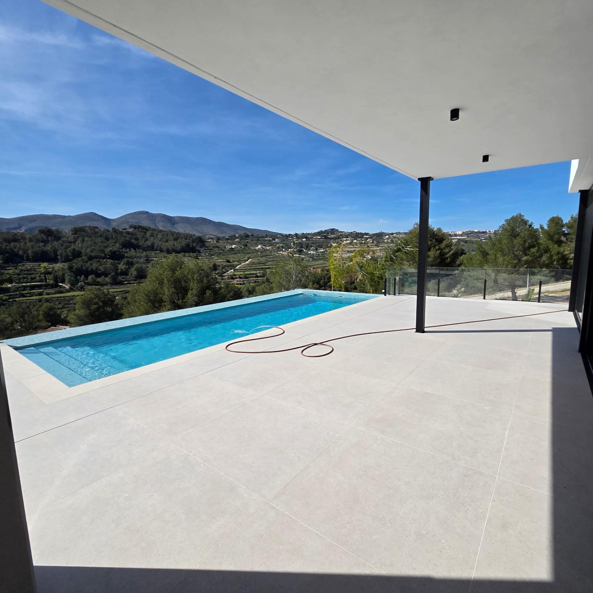 Moderne nieuwbouw villa met vrij uitzicht in Calpe