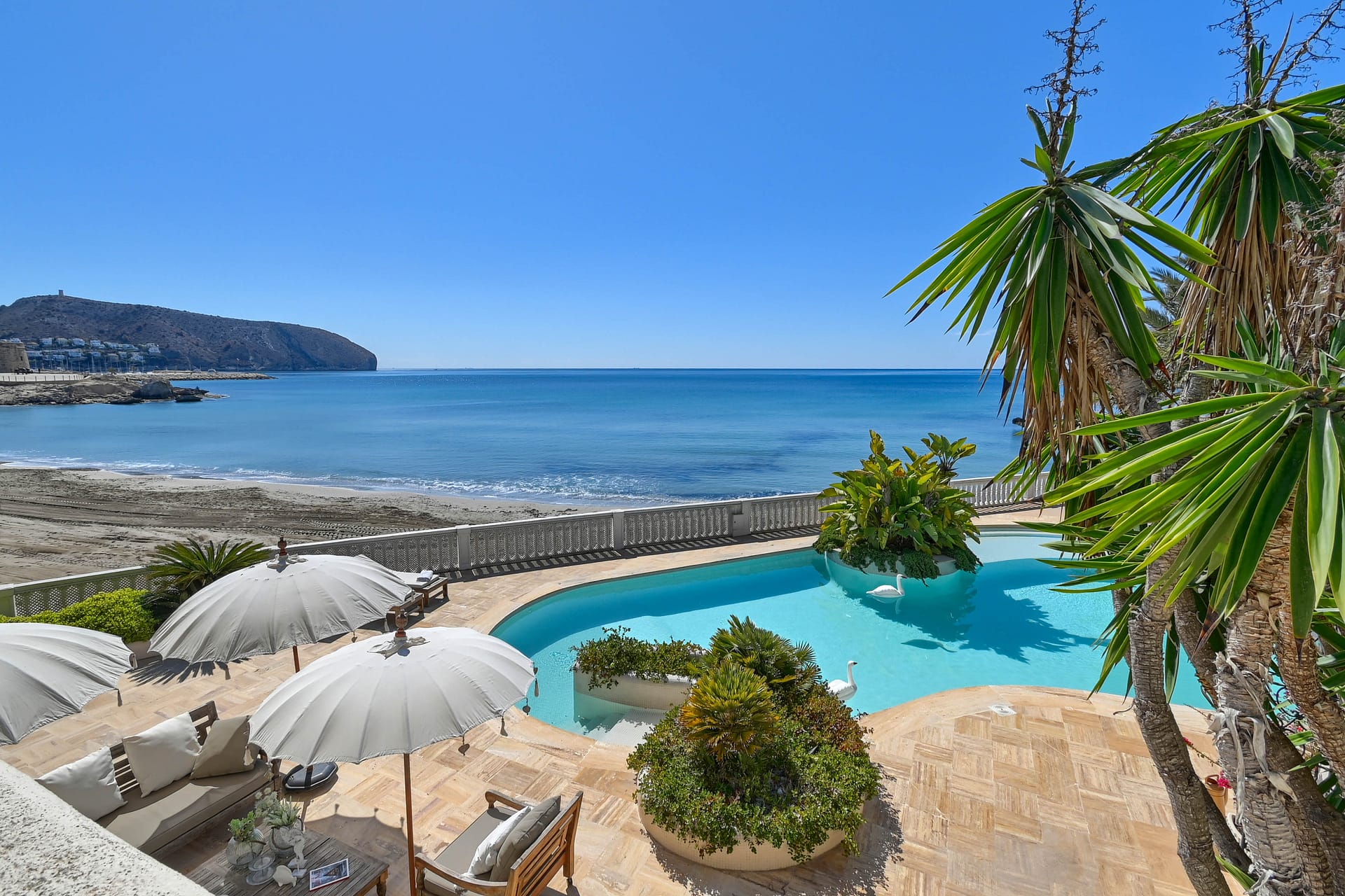 Ultieme strandvilla direct aan het strand in Moraira