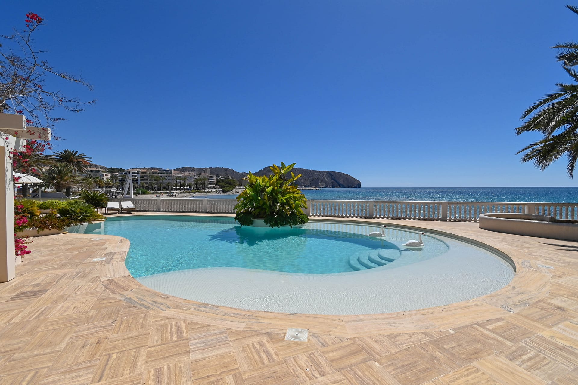 Ultieme strandvilla direct aan het strand in Moraira