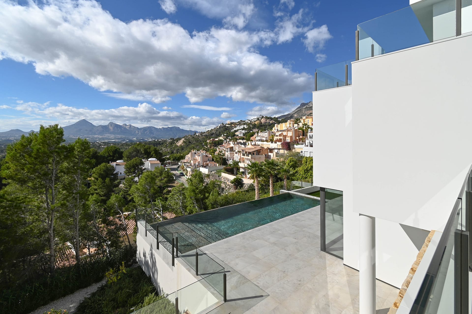 Uitzonderlijke nieuwbouwvilla met panoramisch zeezicht in Altea