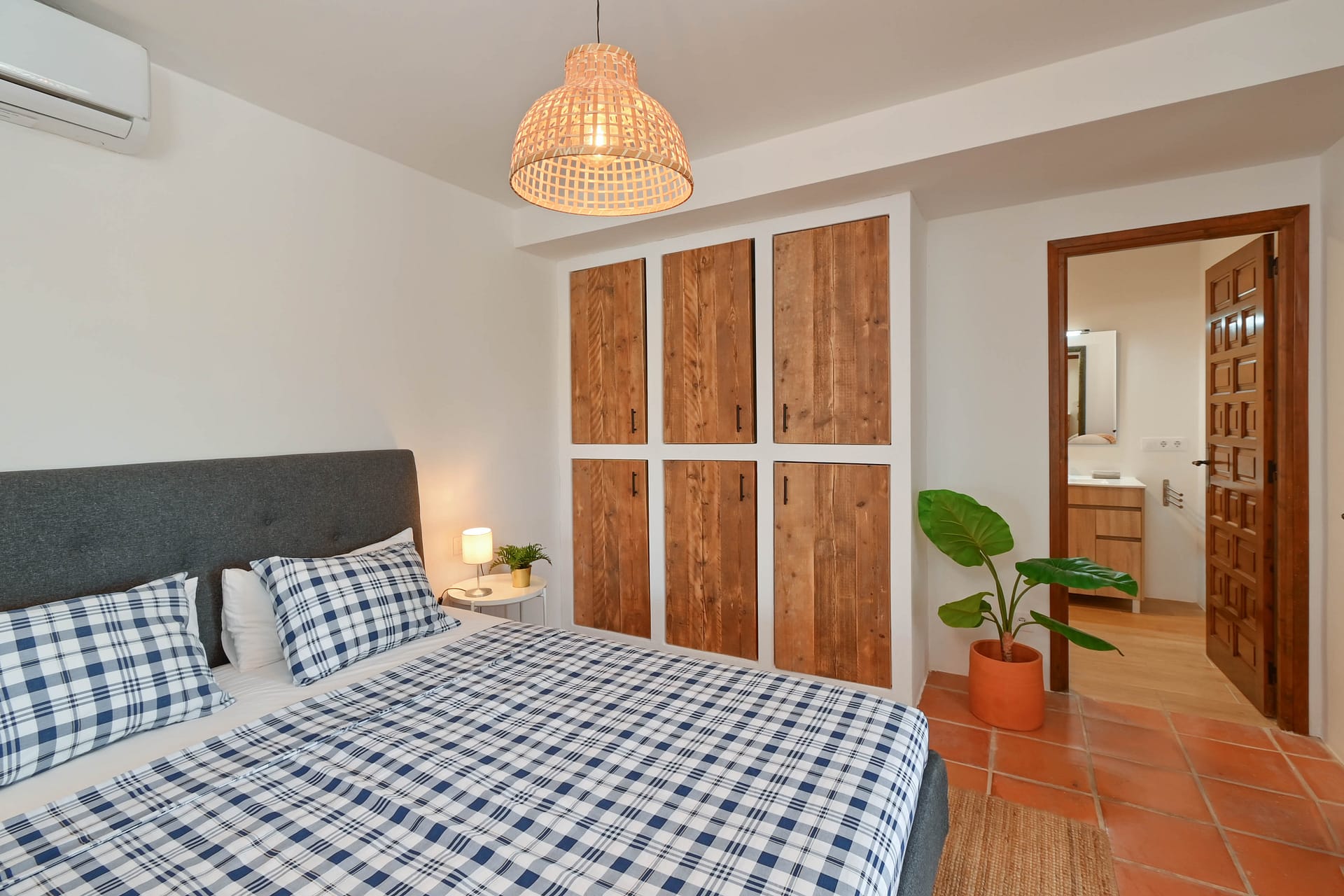 DP-70-TADEN8015-17 Luxe villa met zeezicht en privé zwembad in Denia