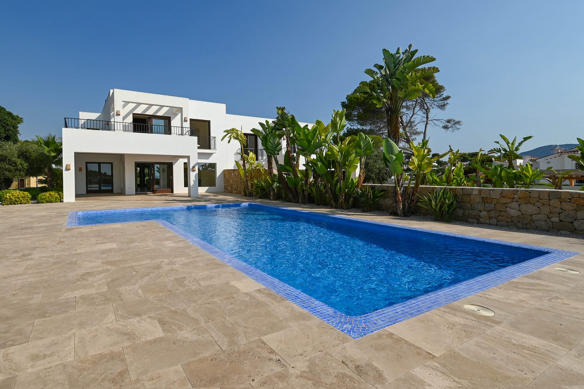 DP-70-TAMOR1564-1 Schitterende unieke eerste lijns villa met lift in Moraira