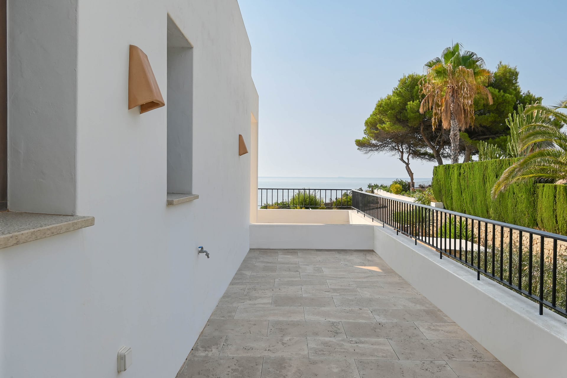 DP-70-TAMOR1564-19 Schitterende unieke eerste lijns villa met lift in Moraira