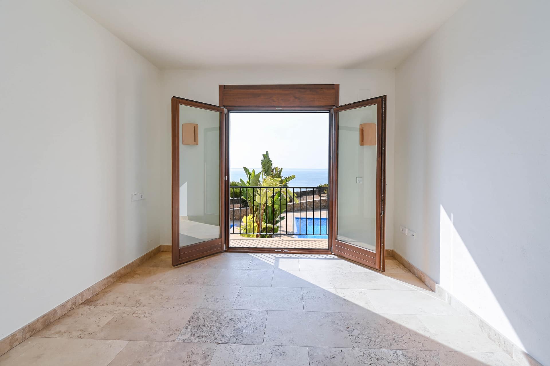 DP-70-TAMOR1564-21 Schitterende unieke eerste lijns villa met lift in Moraira