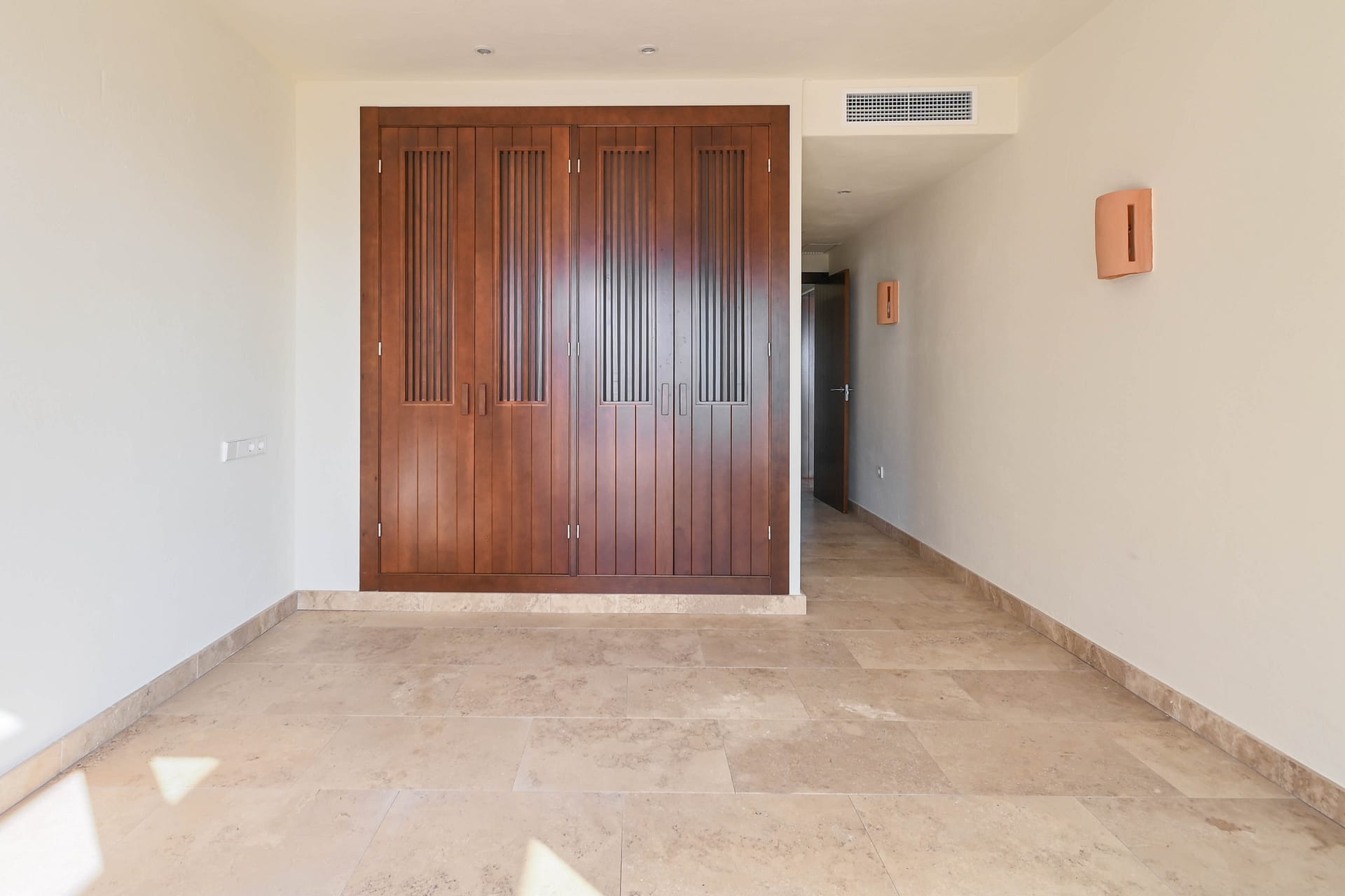 DP-70-TAMOR1564-26 Schitterende unieke eerste lijns villa met lift in Moraira
