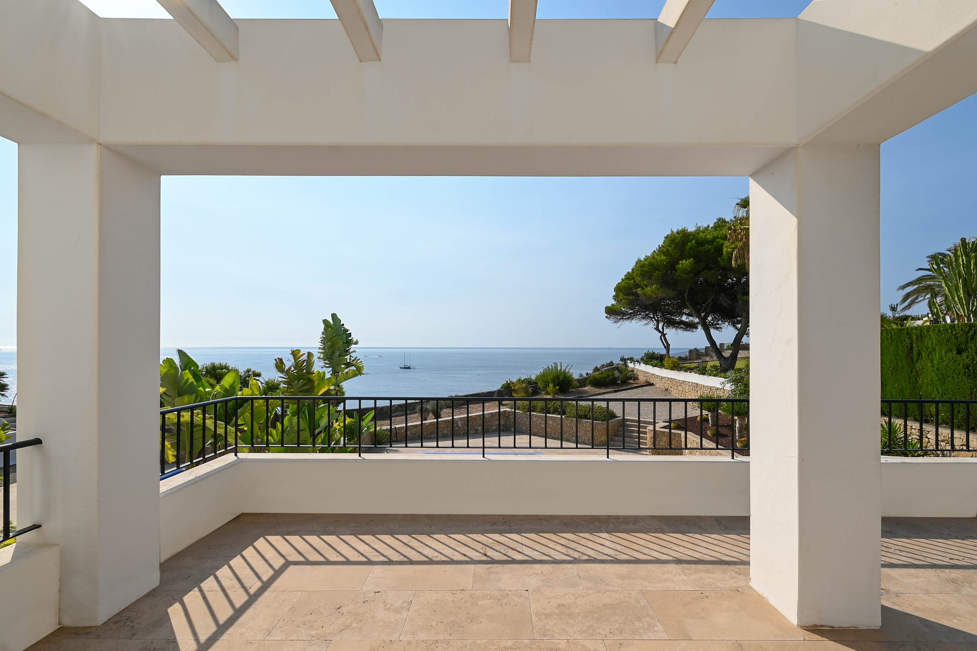 DP-70-TAMOR1564-27 Schitterende unieke eerste lijns villa met lift in Moraira