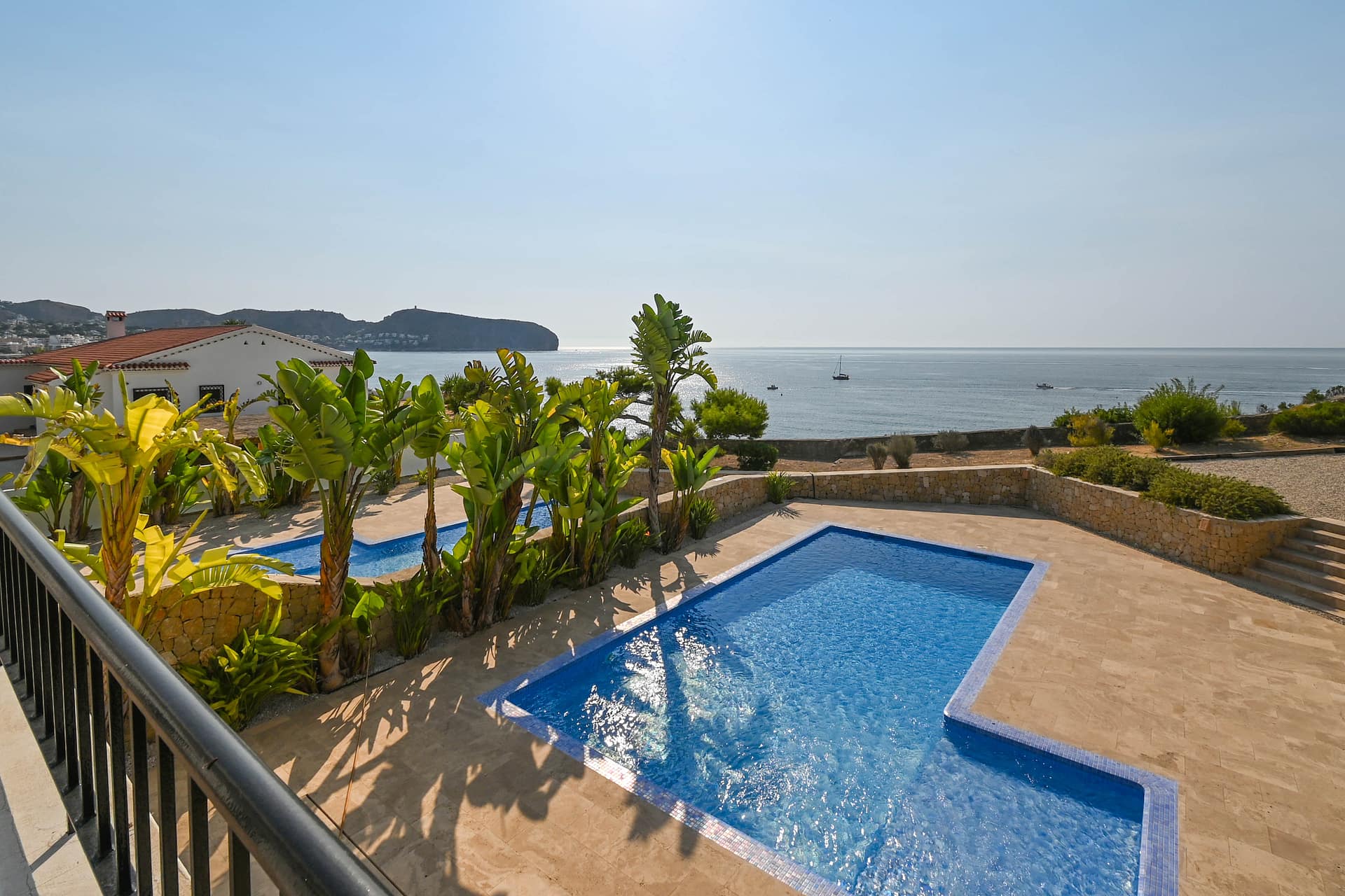 DP-70-TAMOR1564-3 Schitterende unieke eerste lijns villa met lift in Moraira