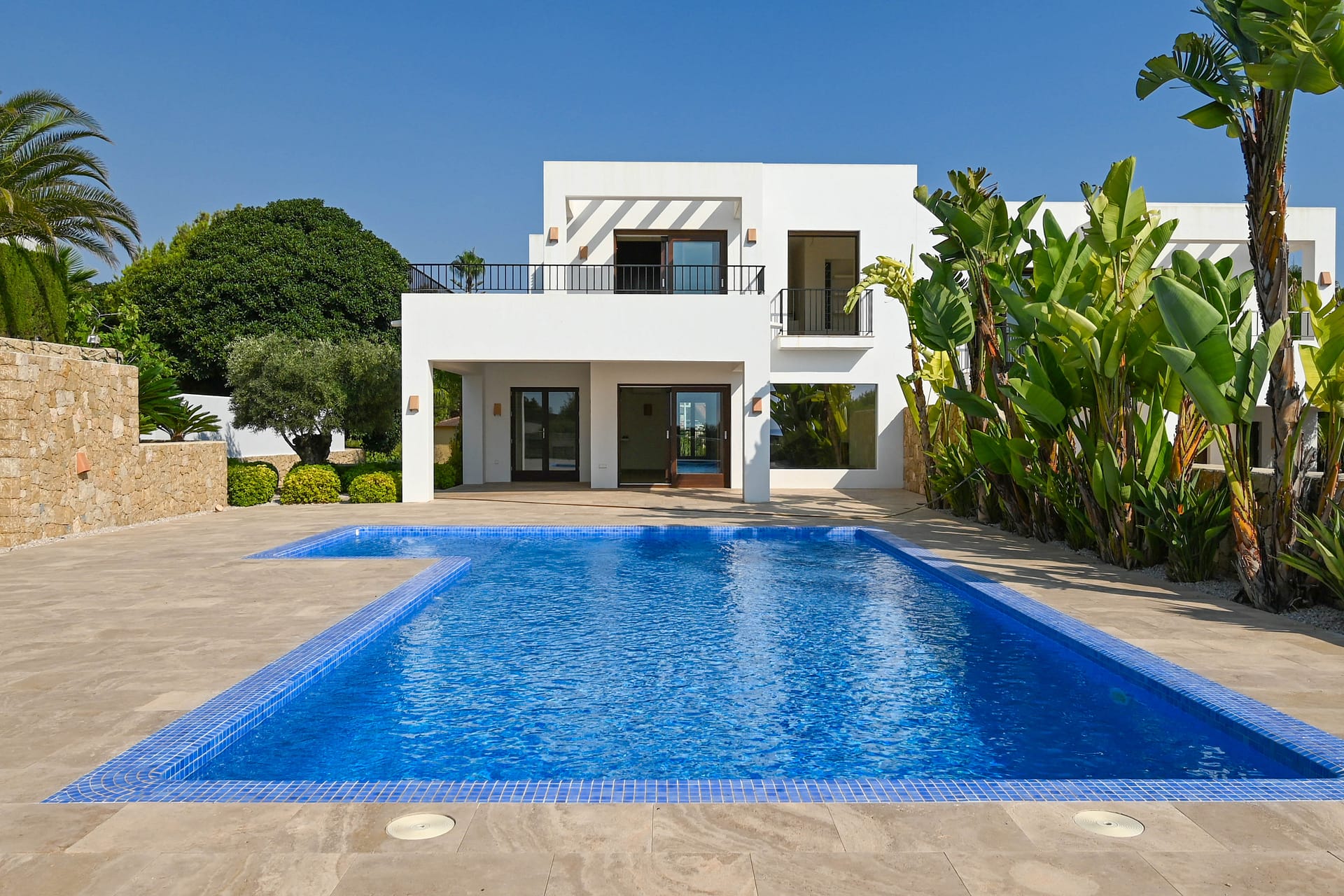 DP-70-TAMOR1564-32 Schitterende unieke eerste lijns villa met lift in Moraira