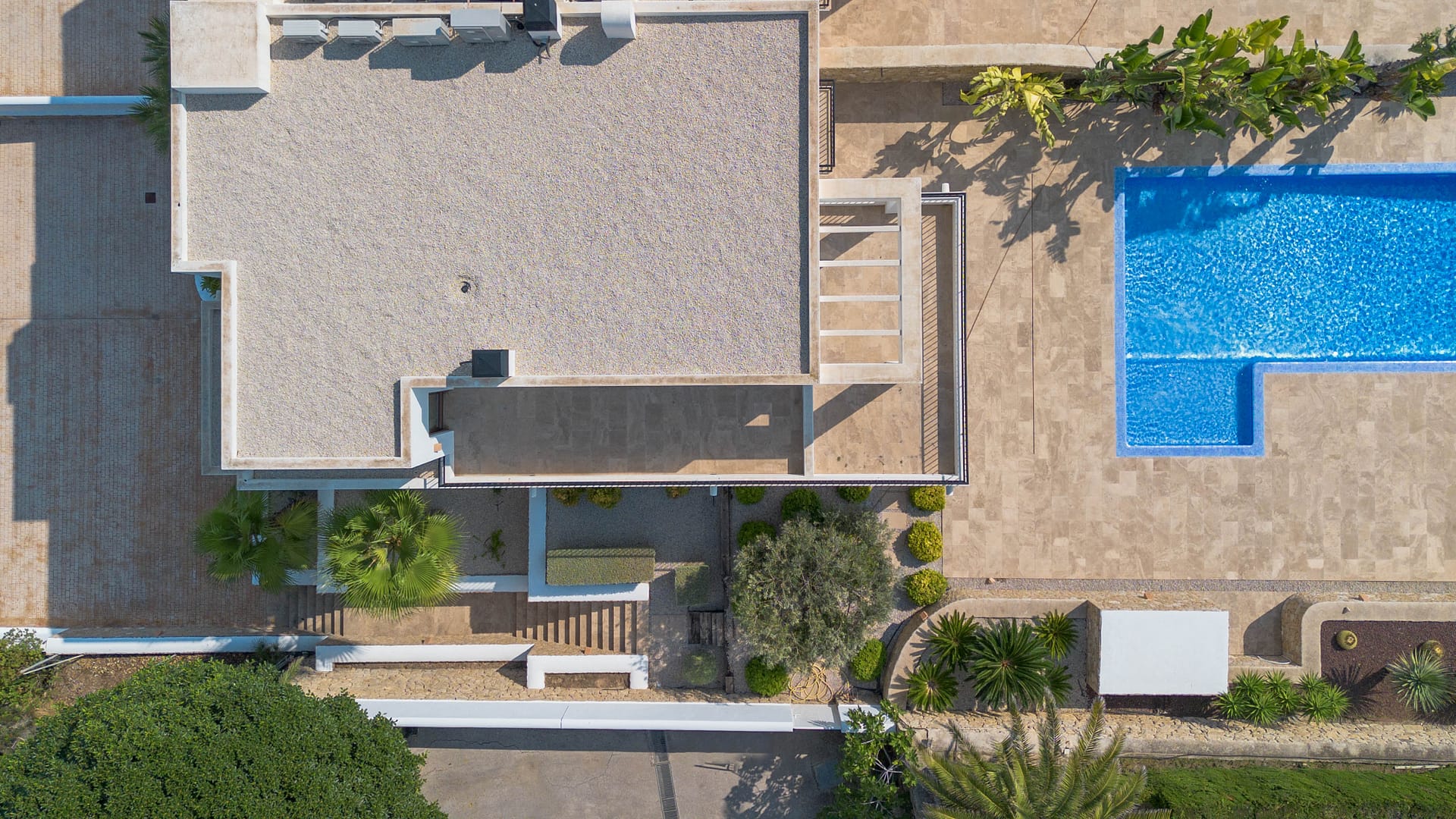 DP-70-TAMOR1564-41 Schitterende unieke eerste lijns villa met lift in Moraira