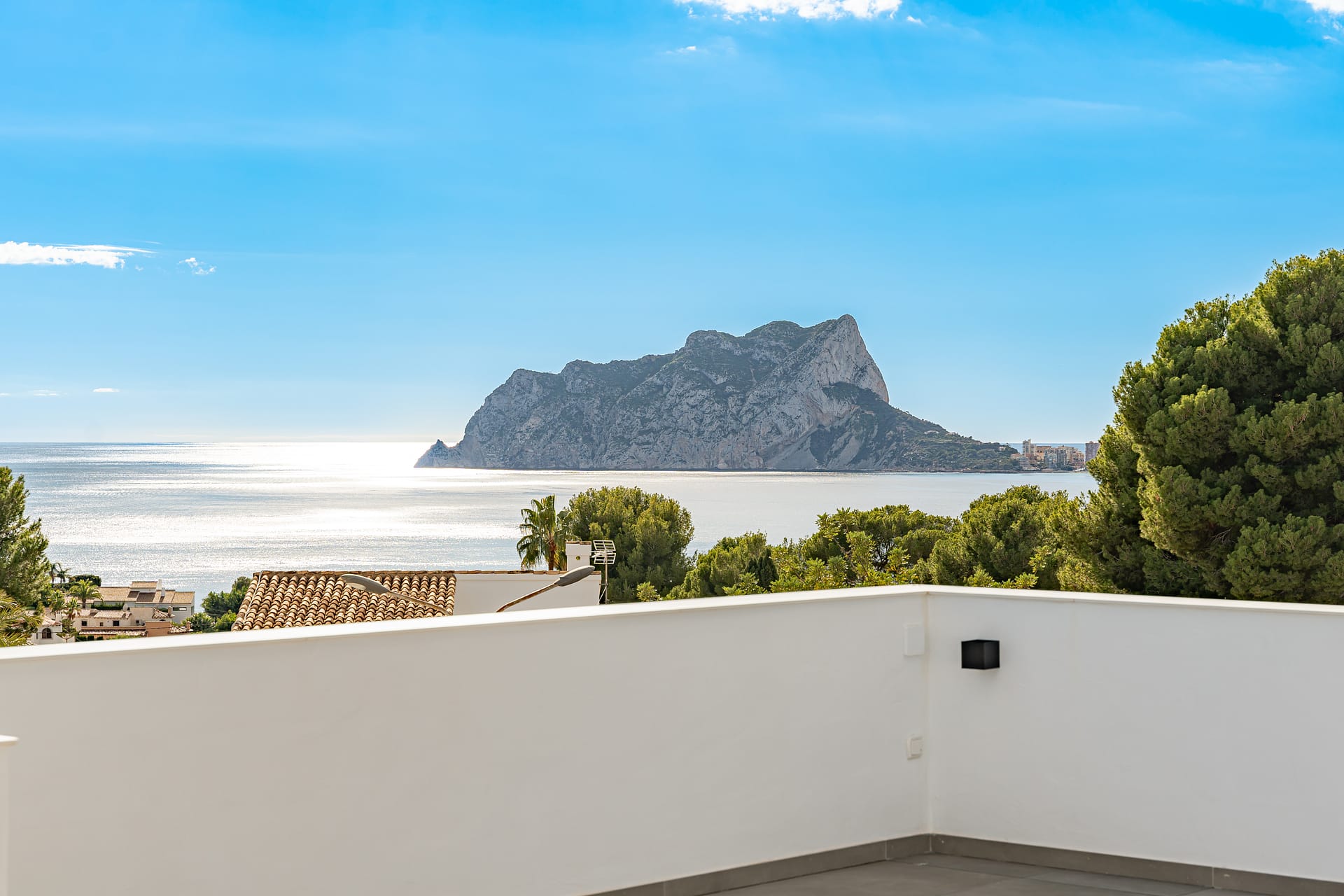 Instapklare nieuwbouwvilla met panoramisch zeezicht in Moraira