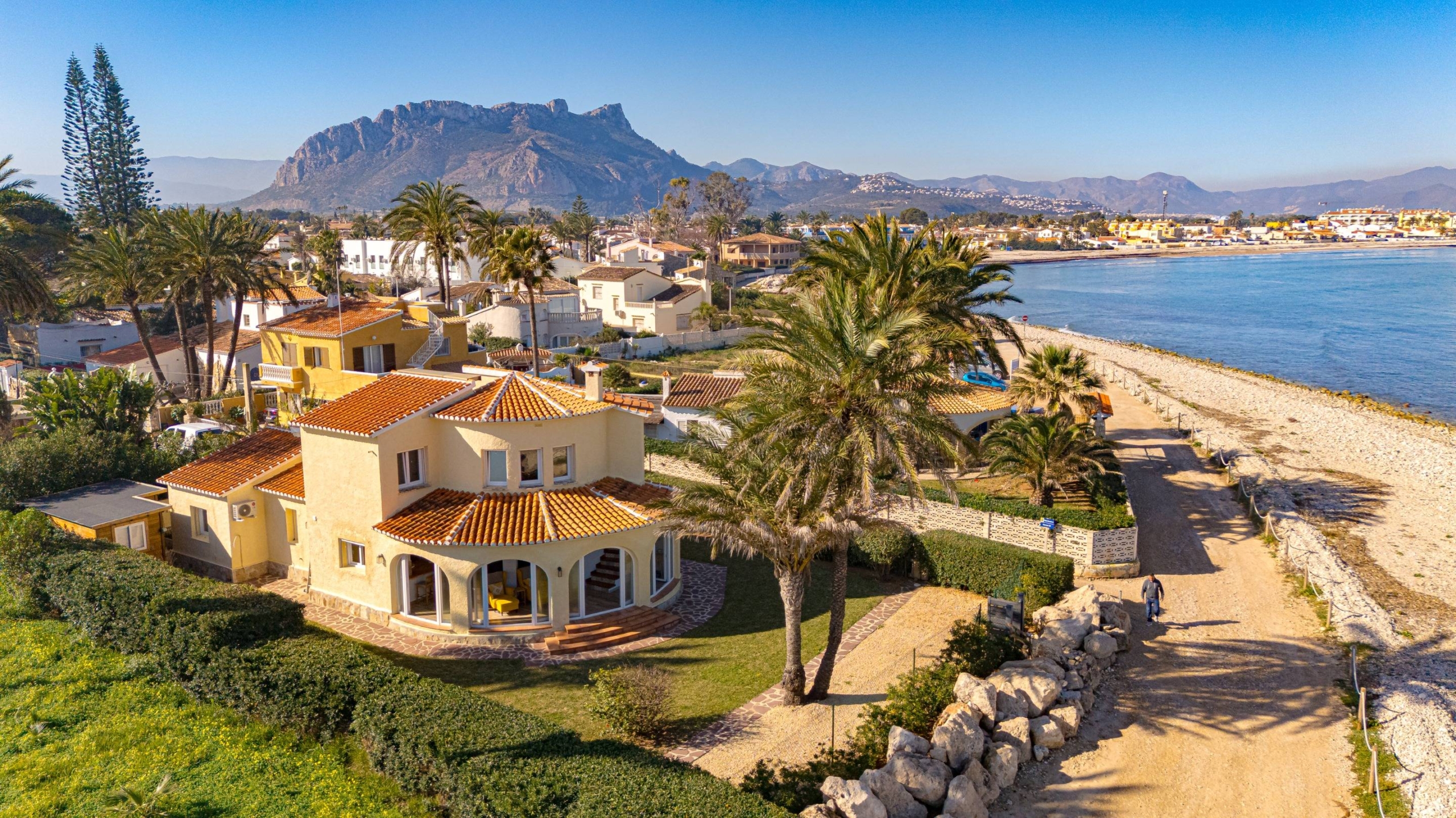Zeldzame eerstelijns strandvilla te koop in Denia