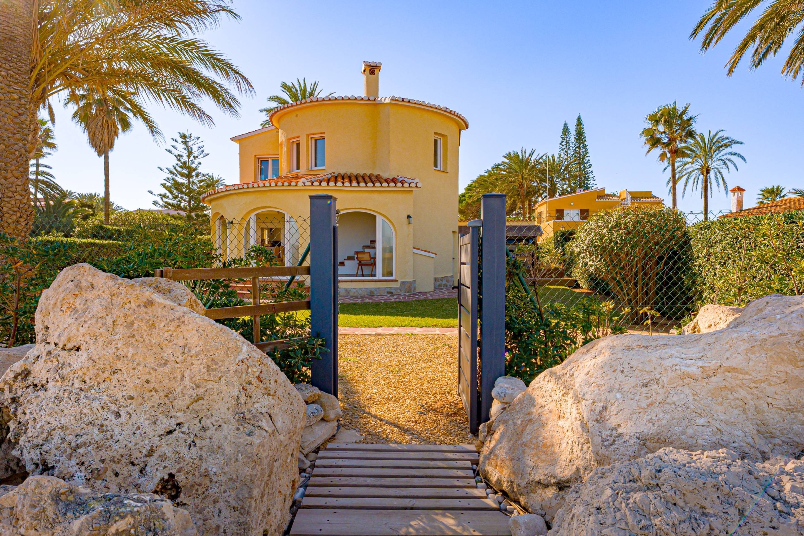 Zeldzame eerstelijns strandvilla te koop in Denia