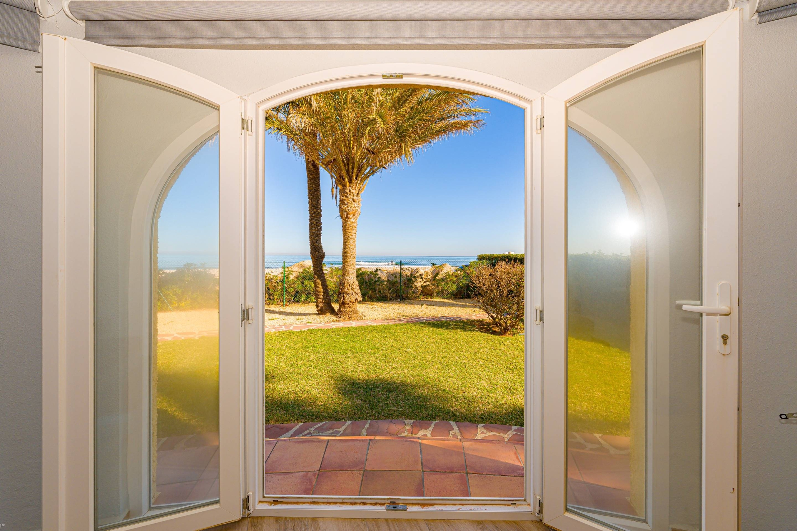 Zeldzame eerstelijns strandvilla te koop in Denia