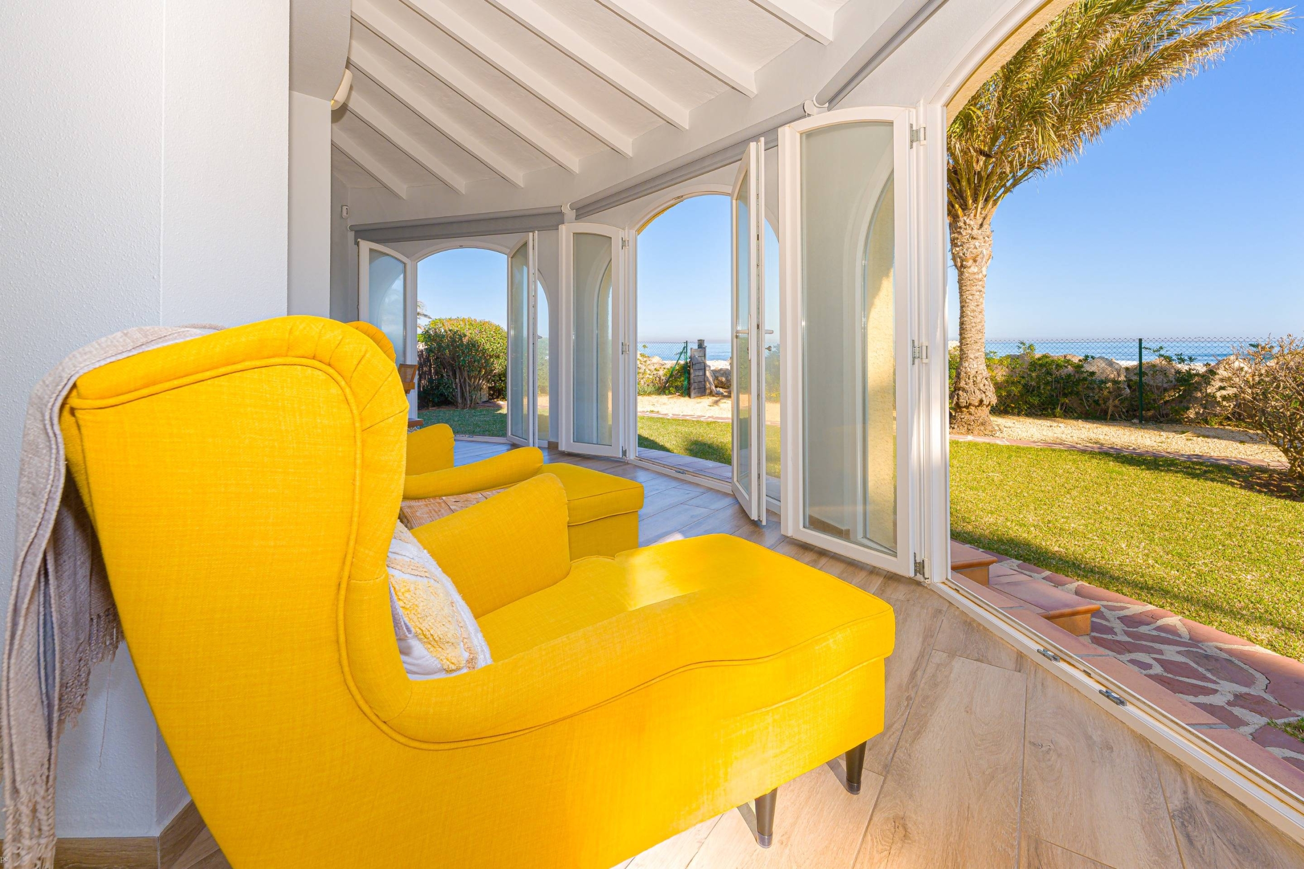 Zeldzame eerstelijns strandvilla te koop in Denia
