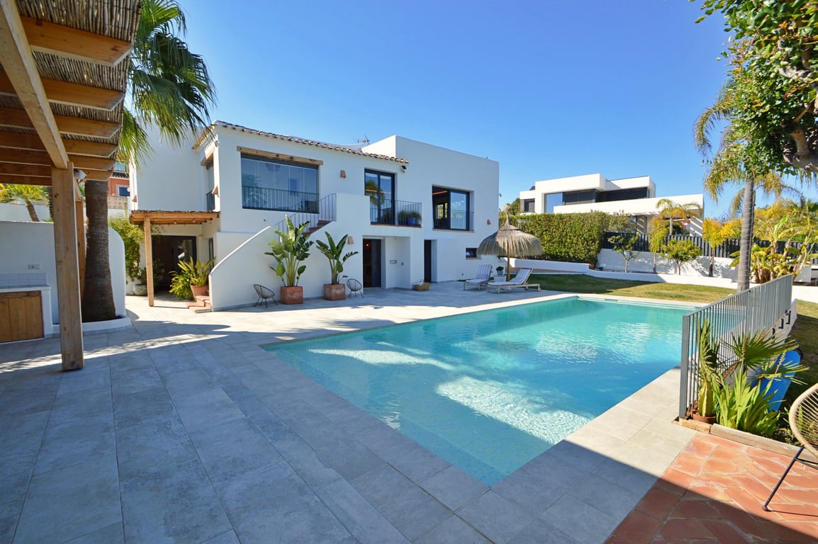 Gerenoveerde Ibiza-stijl villa met zelfstandig gastenverblijf in Javea