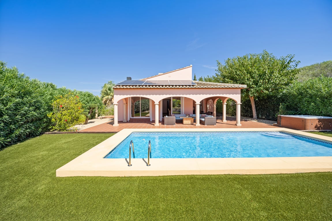 Gelijkvloerse villa met zwembad en bergzicht in Javea