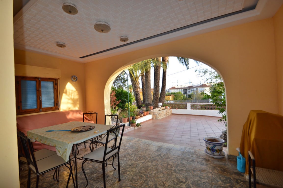 Ruime te renoveren villa vlakbij centrum in Javea