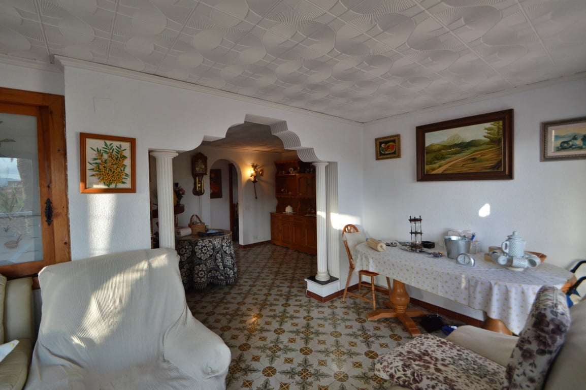Ruime te renoveren villa vlakbij centrum in Javea