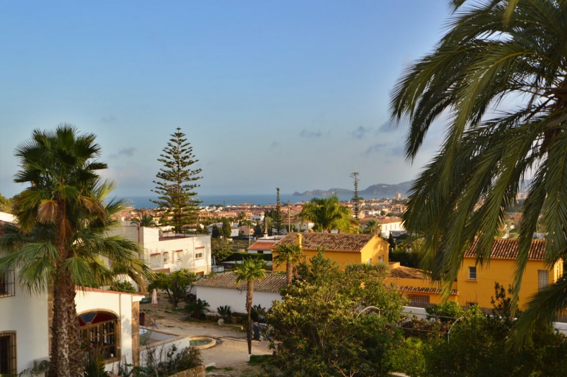 Ruime te renoveren villa vlakbij centrum in Javea