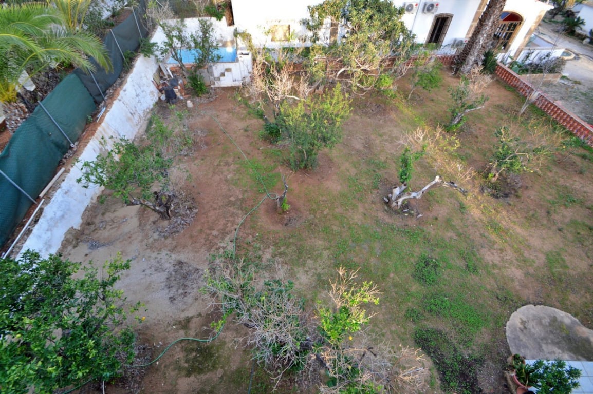 Ruime te renoveren villa vlakbij centrum in Javea