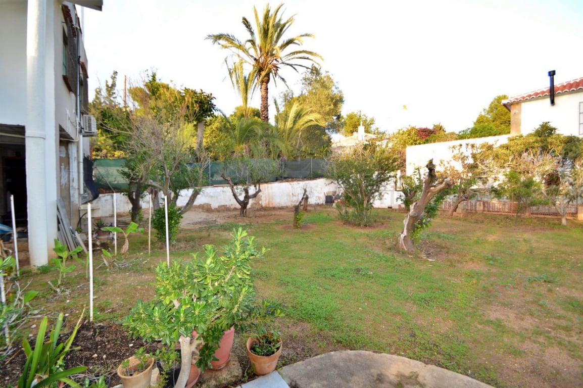 Ruime te renoveren villa vlakbij centrum in Javea