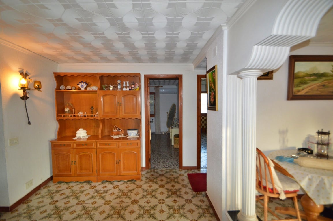 Ruime te renoveren villa vlakbij centrum in Javea