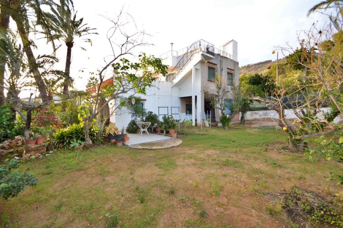 Ruime te renoveren villa vlakbij centrum in Javea