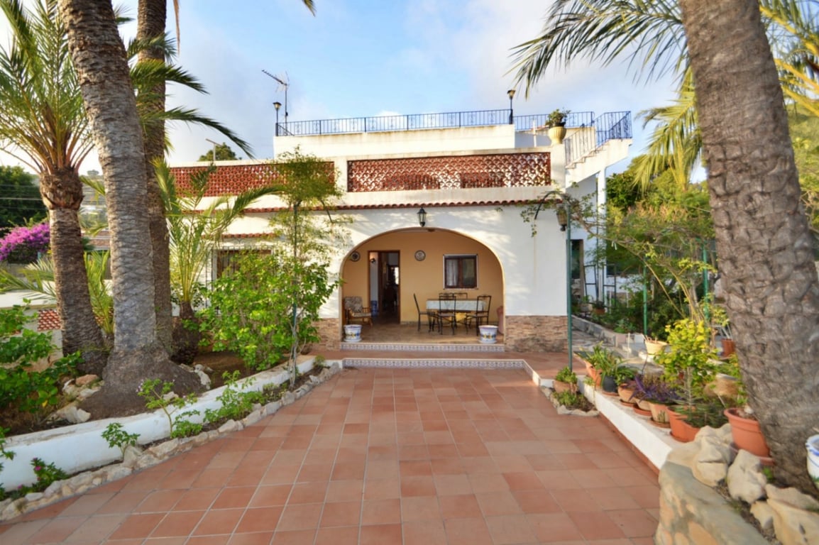 Ruime te renoveren villa vlakbij centrum in Javea