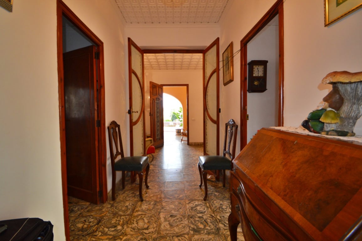 Ruime te renoveren villa vlakbij centrum in Javea