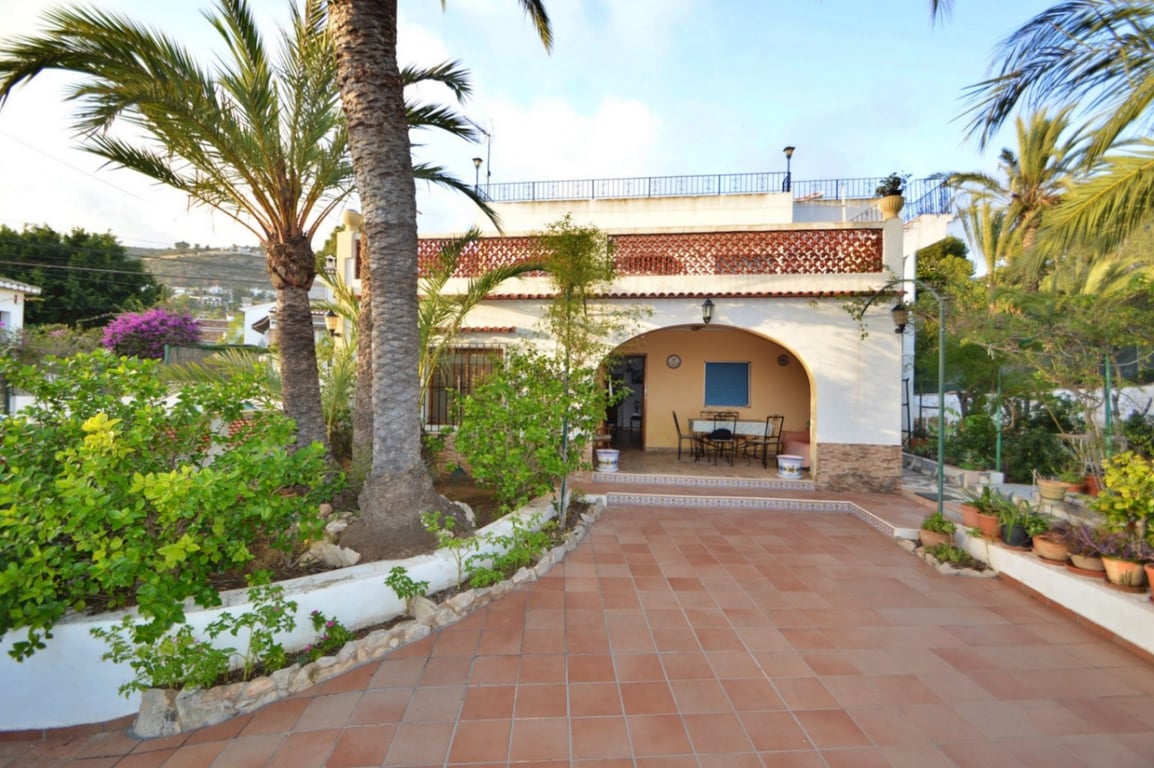 Ruime te renoveren villa vlakbij centrum in Javea