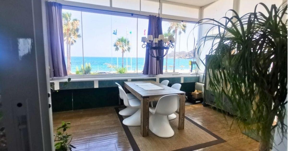 Ruime villa met zwembad aan het strand te koop in Albir