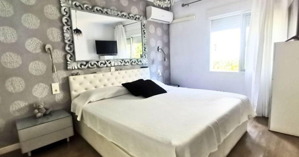 Ruime villa met zwembad aan het strand te koop in Albir