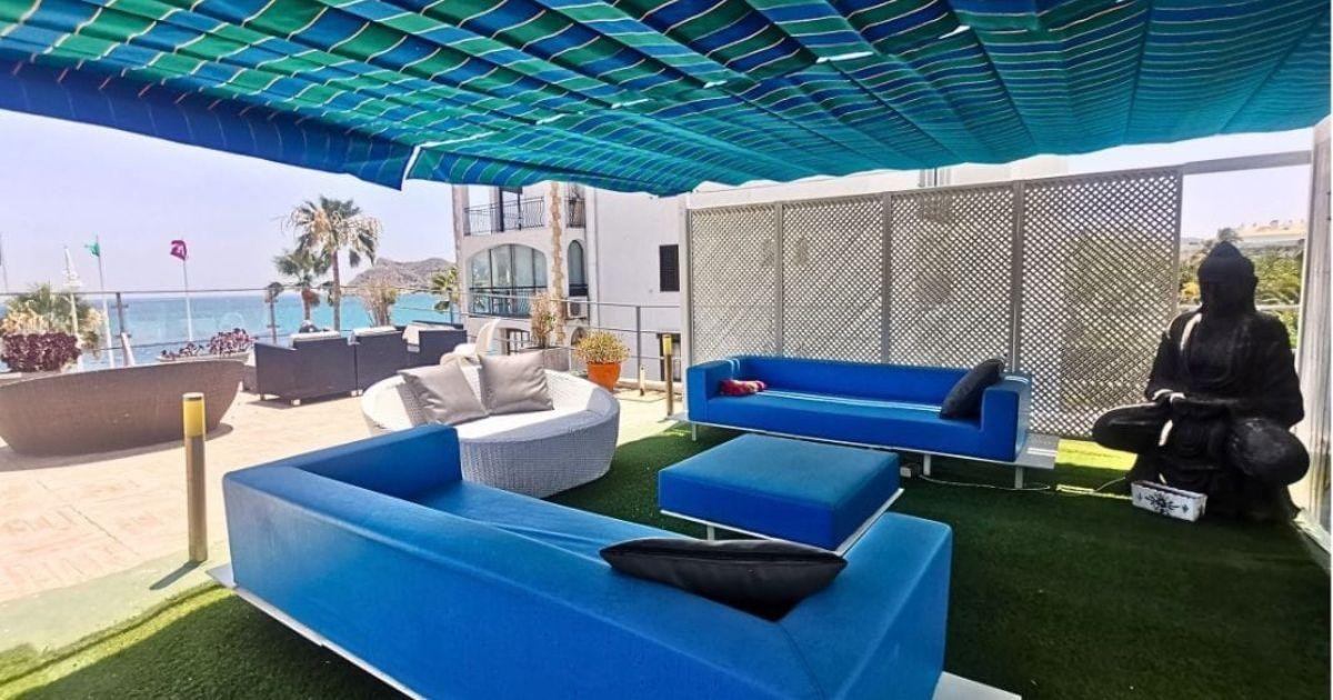 Ruime villa met zwembad aan het strand te koop in Albir