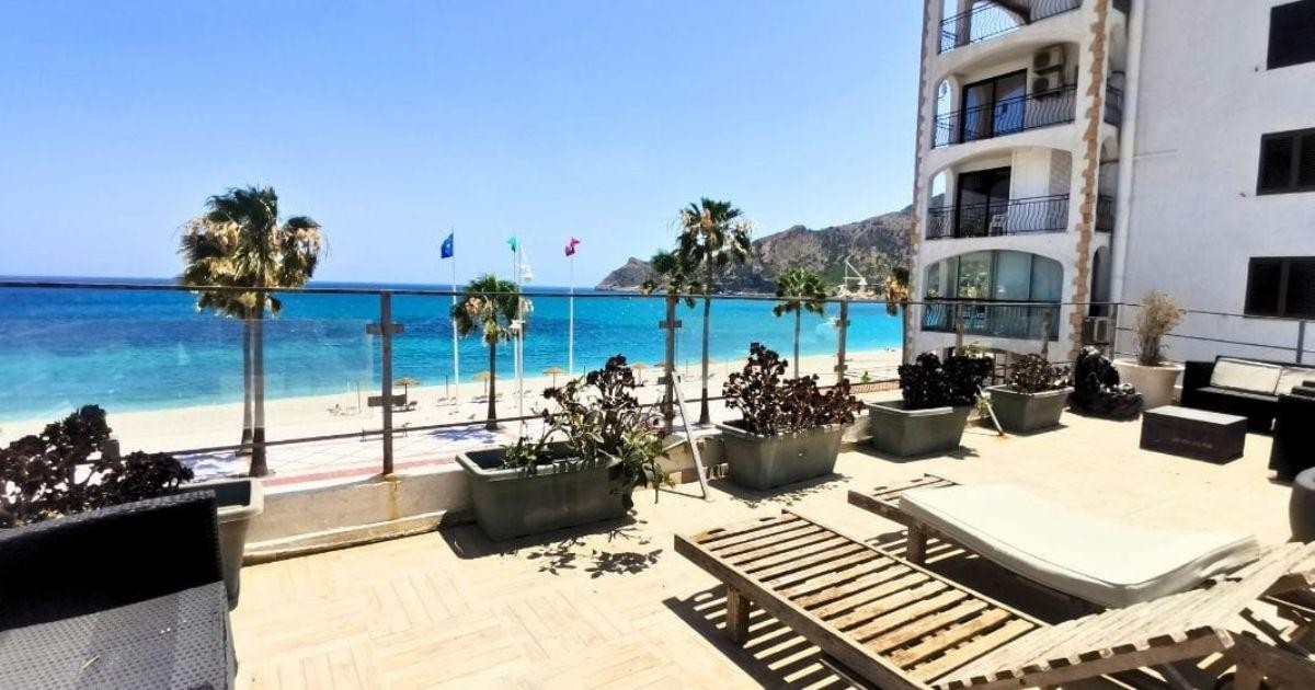 Ruime villa met zwembad aan het strand te koop in Albir