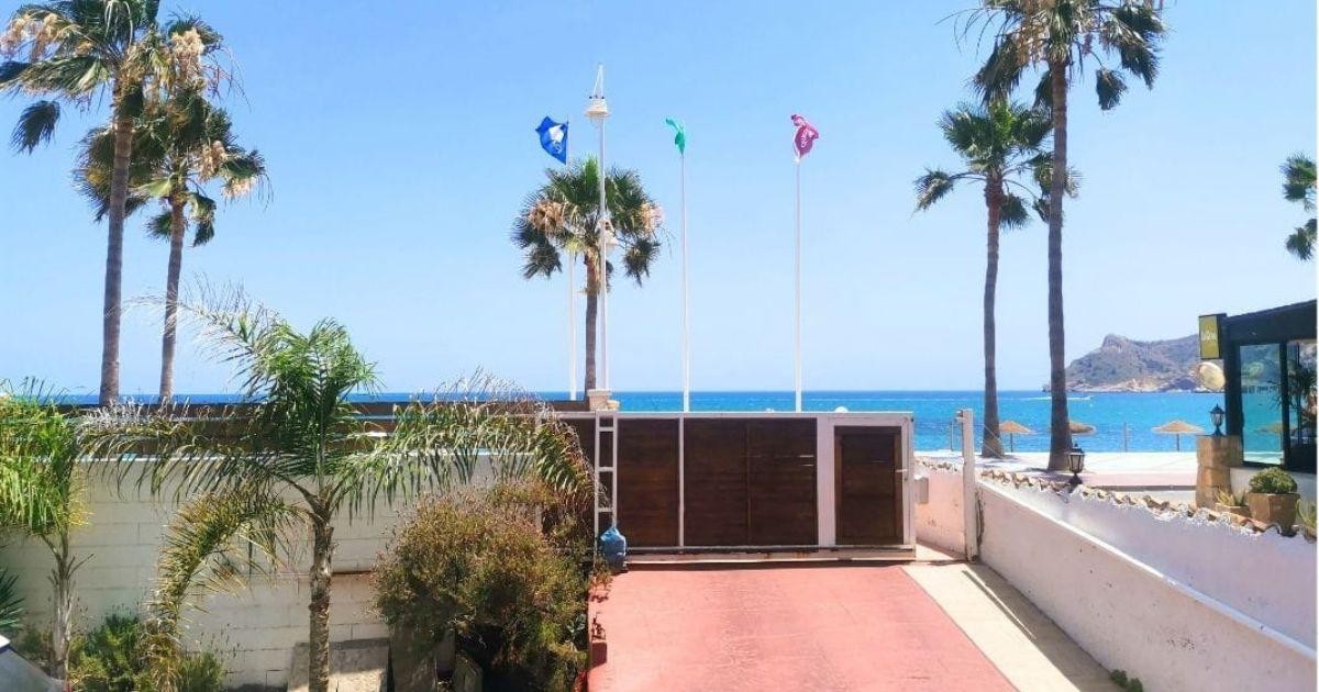 Ruime villa met zwembad aan het strand te koop in Albir