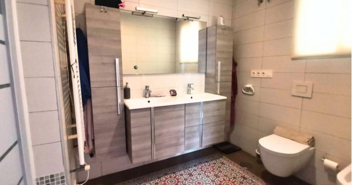 Ruime villa met zwembad aan het strand te koop in Albir