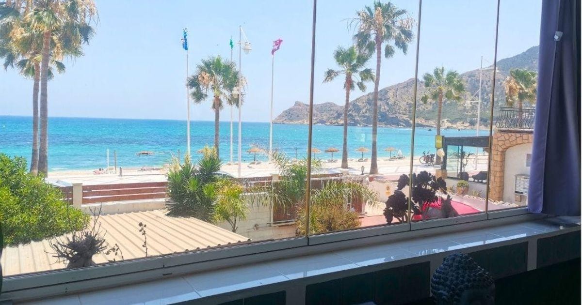 Ruime villa met zwembad aan het strand te koop in Albir