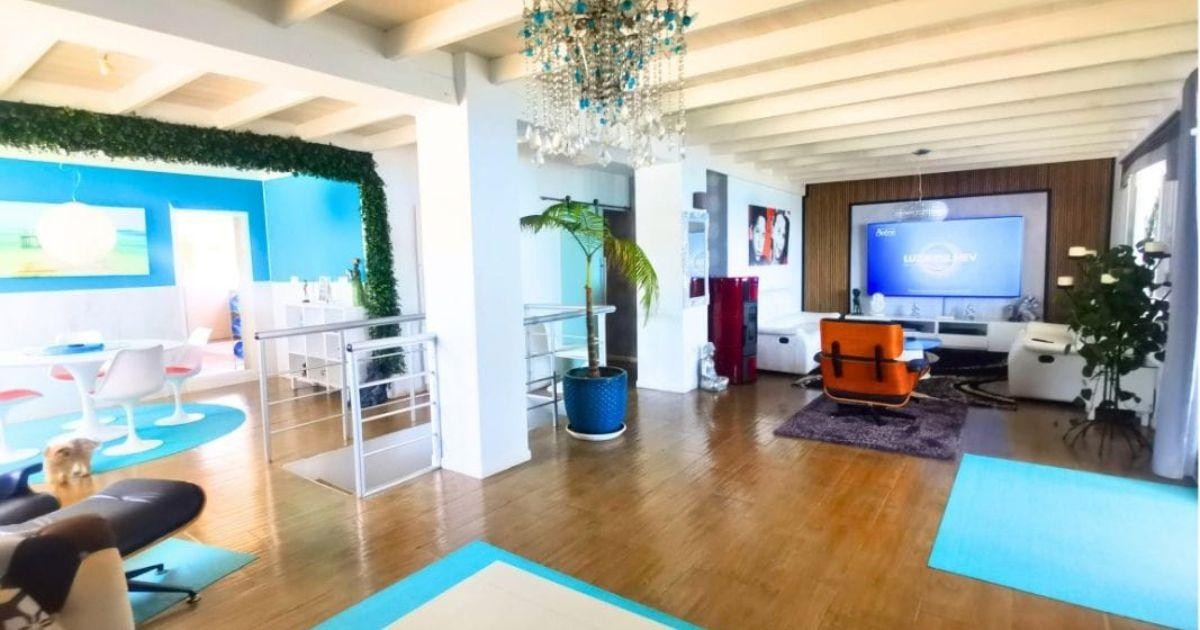 Ruime villa met zwembad aan het strand te koop in Albir