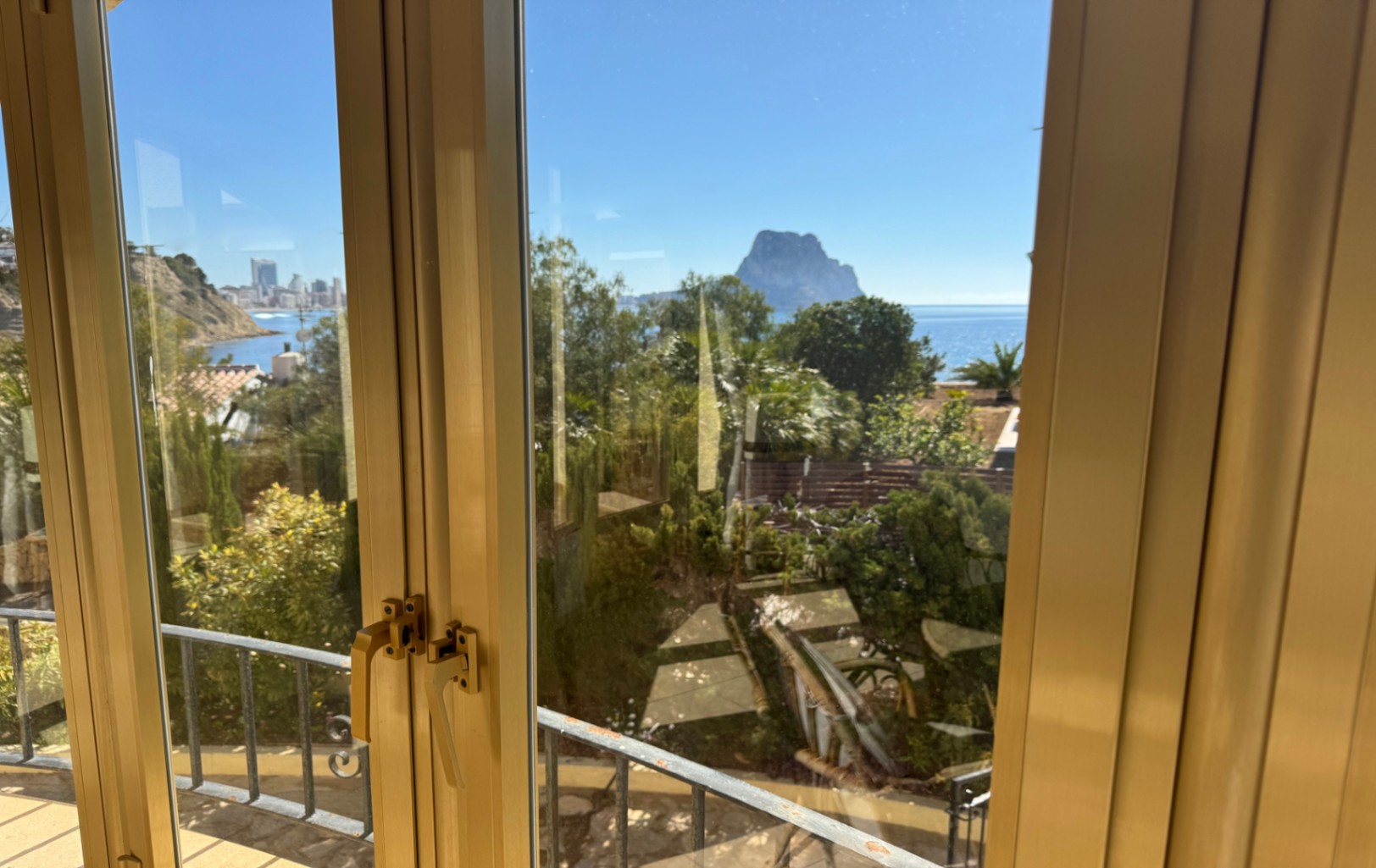 Vrijstaande villa met frontaal zeezicht op Peñón de Ifach in Calpe
