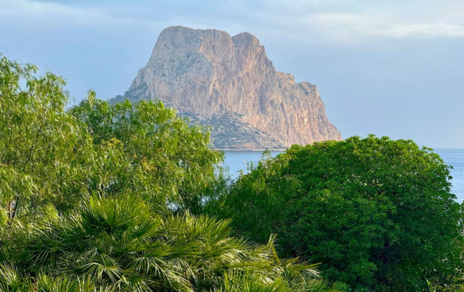 Vrijstaande villa met frontaal zeezicht op Peñón de Ifach in Calpe