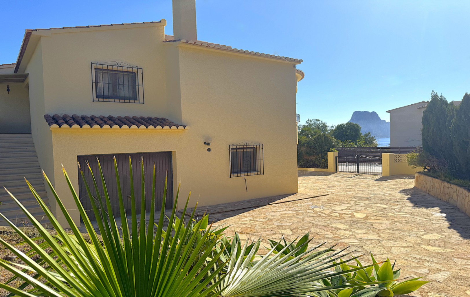 Vrijstaande villa met frontaal zeezicht op Peñón de Ifach in Calpe