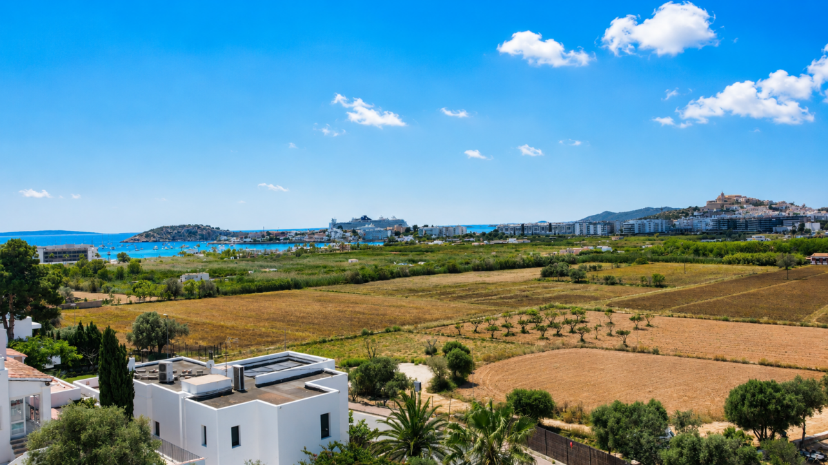Luxe gerenoveerde villa met infinity pool en zeezicht — Ibiza-stad