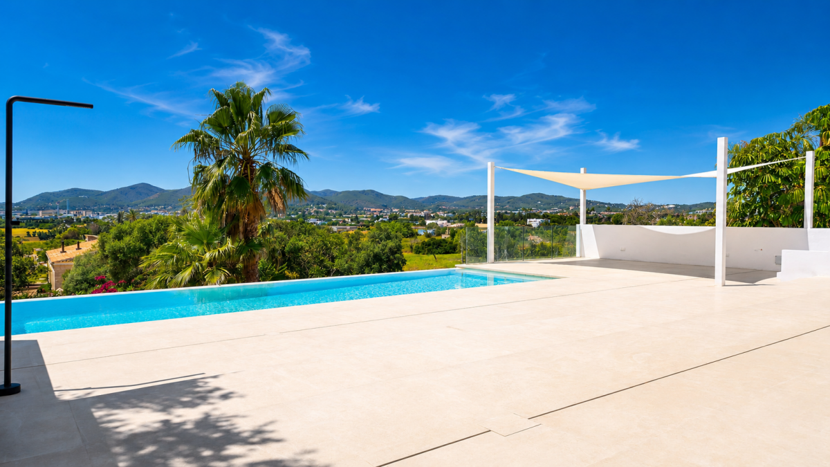 Luxe gerenoveerde villa met infinity pool en zeezicht — Ibiza-stad