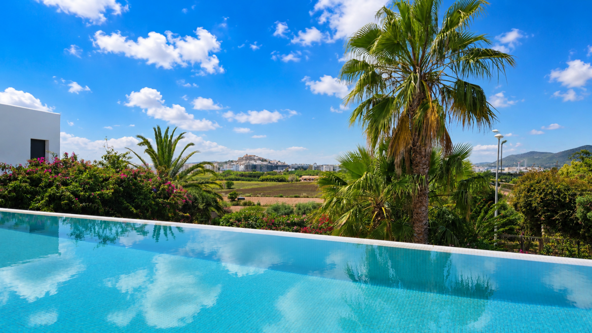 Luxe gerenoveerde villa met infinity pool en zeezicht — Ibiza-stad