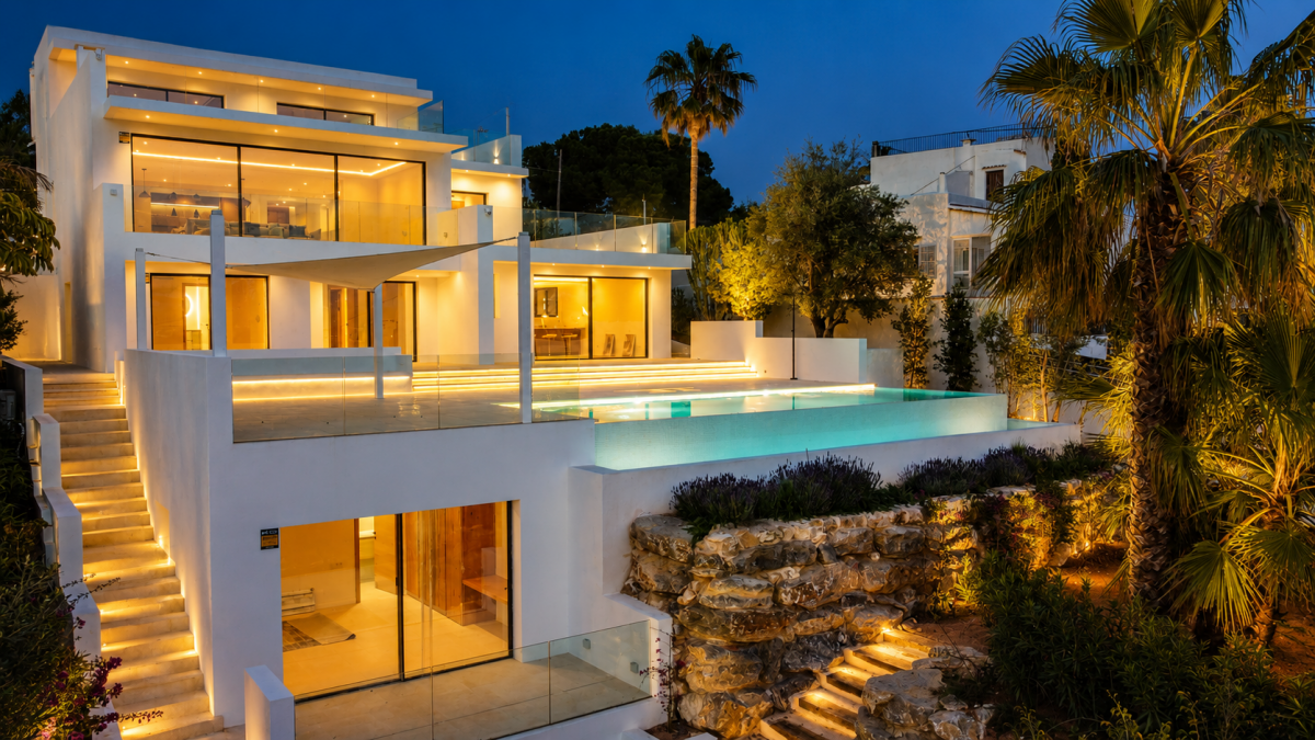 Luxe gerenoveerde villa met infinity pool en zeezicht — Ibiza-stad