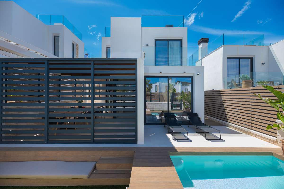 Stijlvolle villa met zeezicht en dakterras in Cala Tarida – Ibiza